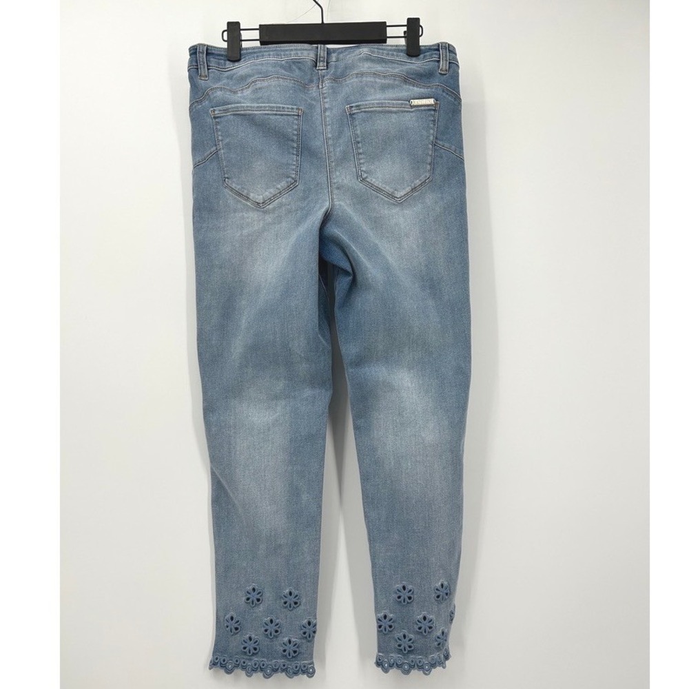 Madeleine Women Light Wash Floral Eyelet Scalloped Hem Cropped Jeans Size US 8 - Picture 5 of 9